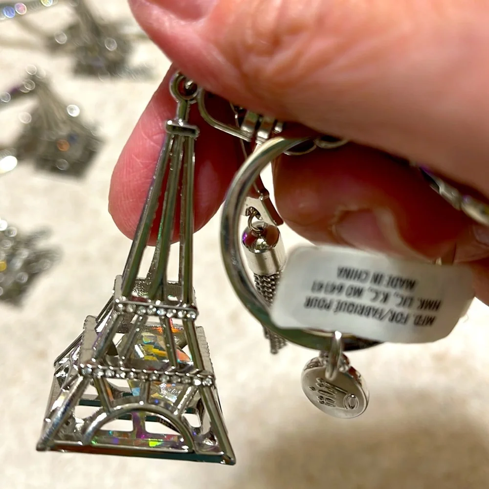 BNWT HALLMARK SILVER TONE & CRYSTAL EIFFEL TOWER PARIS KEYCHAIN 4 pcs Available
